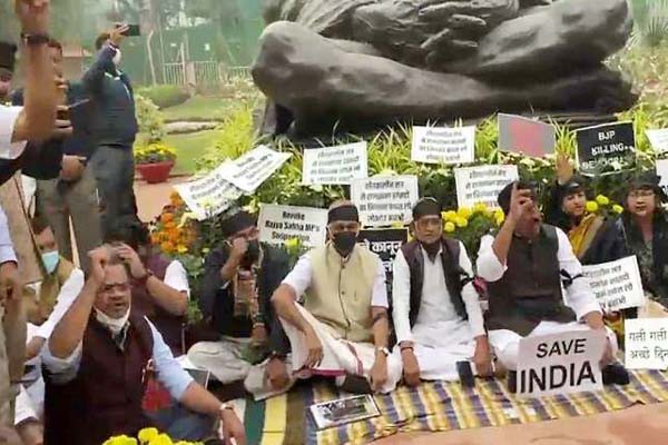 शीतकालीन सत्र- 12 सांसदों के निलंबन पर विपक्ष अपने रुख पर अड़ा, काली पट्टी बांधकर जताया विरोध शीतकालीन सत्र- 12 सांसदों के निलंबन पर विपक्ष अपने रुख पर अड़ा, काली पट्टी बांधकर जताया विरोध