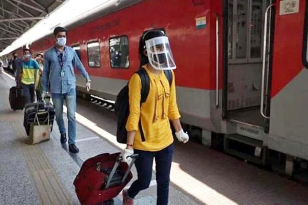 वैक्सीन की दोनों डोज लगी होने पर ही की जा सकेगी ट्रेन में यात्रा, बढ़ते कोरोना केस देख लिया फैसला वैक्सीन की दोनों डोज लगी होने पर ही की जा सकेगी ट्रेन में यात्रा, बढ़ते कोरोना केस देख लिया फैसला