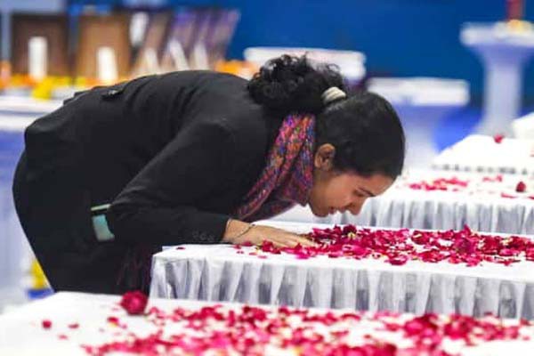 शहीदों को बेटियों का आखिरी सलाम कोई एकटक देखता रहा तो किसी ने कॉफिन को चूमा शहीदों को बेटियों का आखिरी सलाम कोई एकटक देखता रहा तो किसी ने कॉफिन को चूमा