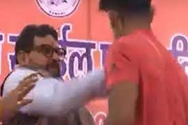 भारतीय कुश्ती संघ के अध्यक्ष बृजभूषण शरण ने पहलवान को मंच पर ही जड़ा थप्पड़ भारतीय कुश्ती संघ के अध्यक्ष बृजभूषण शरण ने पहलवान को मंच पर ही जड़ा थप्पड़
