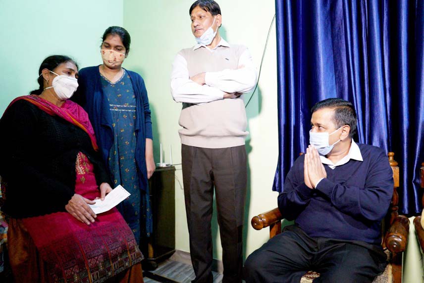 सीएम अरविंद केजरीवाल ने कोरोना योद्धा स्वर्गीय ओमपाल सिंह और स्वर्गीय राज कुमार के परिवार को एक-एक करोड़ रुपए की सहायता राशि का चेक सौंपा सीएम अरविंद केजरीवाल ने कोरोना योद्धा स्वर्गीय ओमपाल सिंह और स्वर्गीय राज कुमार के परिवार को एक-एक करोड़ रुपए की सहायता राशि का चेक सौंपा