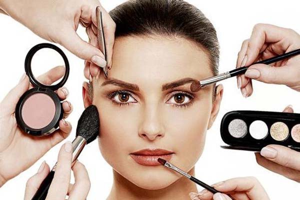हर रोज मेकअप से होता है नुकसान हर रोज मेकअप से होता है नुकसान