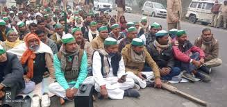 हाईवे रोकने को सड़क पर बैठे किसान हाईवे रोकने को सड़क पर बैठे किसान