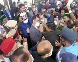 हिमाचल प्रदेश के राज्यपाल बंडारू दत्तात्रेय के साथ कांग्रेस के विधायकों ने हाथापाई की हिमाचल प्रदेश के राज्यपाल बंडारू दत्तात्रेय के साथ कांग्रेस के विधायकों ने हाथापाई की