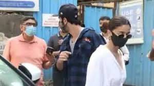 जल्द होने वाली है करीना कपूर की डिलीवरी -दुआ के लिए चर्च के बाहर पिता के साथ दिखीं मां जल्द होने वाली है करीना कपूर की डिलीवरी -दुआ के लिए चर्च के बाहर पिता के साथ दिखीं मां