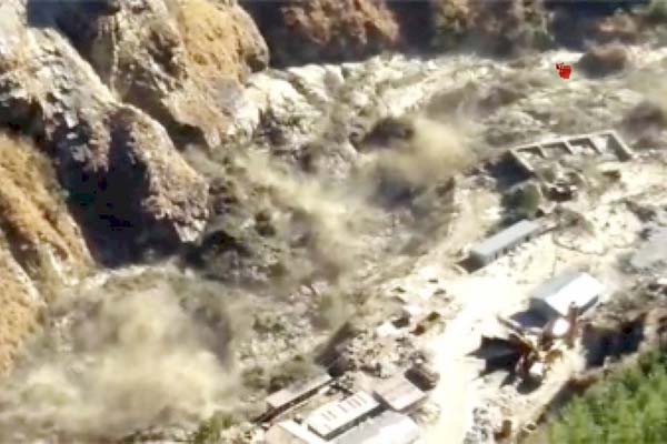 चमोली में ग्लेशियर टूटने से मची भारी तबाही, 12 शव बरामद, 150 के अधिक लोग लापता चमोली में ग्लेशियर टूटने से मची भारी तबाही, 12 शव बरामद, 150 के अधिक लोग लापता