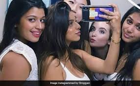 बॉडीकॉन ड्रेस में दोस्तों संग पोज देते नजर आईं सुहाना खान, फोटो वायरल बॉडीकॉन ड्रेस में दोस्तों संग पोज देते नजर आईं सुहाना खान, फोटो वायरल