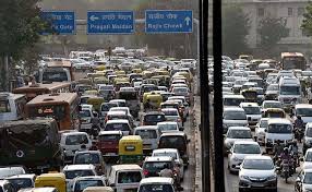 दिल्ली के कई प्रमुख मार्गों पर दिखी वाहनों की लंबी कतारें दिल्ली के कई प्रमुख मार्गों पर दिखी वाहनों की लंबी कतारें