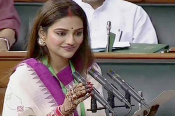"राम का नाम गले लगाके बोलें, ना कि गला दबाके" - नुसरत जहां "राम का नाम गले लगाके बोलें, ना कि गला दबाके" - नुसरत जहां