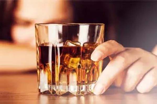 कोरोना संक्रमण की चिंता के कारण ज्यादा शराब पी रहे ब्रिटेनवासी कोरोना संक्रमण की चिंता के कारण ज्यादा शराब पी रहे ब्रिटेनवासी