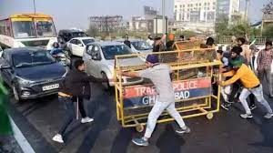 दिल्ली मेरठ एक्सप्रेस-वे पर हापुड़ की तरफ जाने वाले रास्तों पर ट्रैफिक रोका