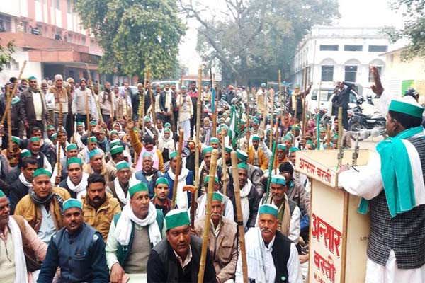 दिल्ली जा रहे 500 से अधिक किसान मजदूर अघोषित रूप से हिरासत में बोले किसान नेता या तो दिल्ली जाने दीजिये या जेल भेजिये कडाके की ठंड में तहसील परिसर में खाने, सोने का इंतजाम नहीं दिल्ली जा रहे 500 से अधिक किसान मजदूर अघोषित रूप से हिरासत में बोले किसान नेता या तो दिल्ली जाने दीजिये या जेल भेजिये कडाके की ठंड में तहसील परिसर में खाने, सोने का इंतजाम नहीं