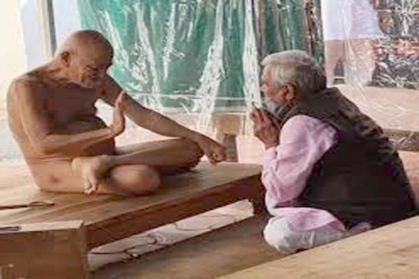 संत की शरण में पहुंचे प्रभात झा -अब दूसरी दिशा में आगे बढऩे का दावा संत की शरण में पहुंचे प्रभात झा -अब दूसरी दिशा में आगे बढऩे का दावा