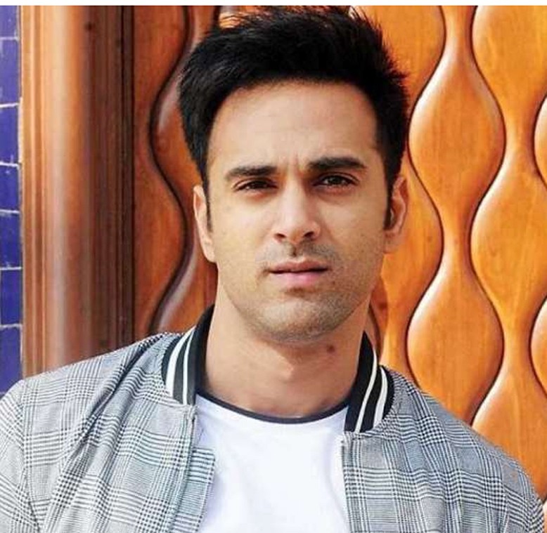 (रंगसंसार) कैमरे के सामने पोज देते दिख पुलकित सम्राट (रंगसंसार) कैमरे के सामने पोज देते दिख पुलकित सम्राट