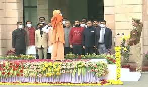अपने आवास पर मुख्यमंत्री योगी ने किया ध्वजारोहण अपने आवास पर मुख्यमंत्री योगी ने किया ध्वजारोहण