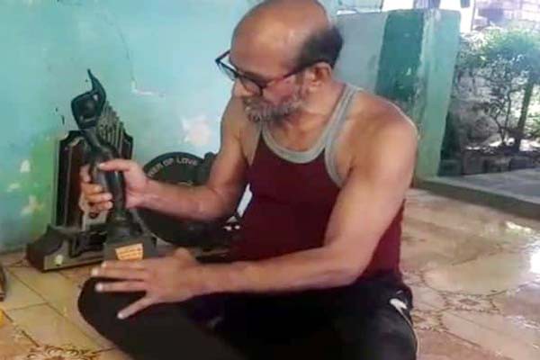 आर्थिक तंगी से जूझ रहे आर्ट डायरेक्टर लीलाधर सावंत -दादा साहब फाल्के अवॉर्ड से सम्मानित सावंत की हालत है बेहद खराब आर्थिक तंगी से जूझ रहे आर्ट डायरेक्टर लीलाधर सावंत -दादा साहब फाल्के अवॉर्ड से सम्मानित सावंत की हालत है बेहद खराब