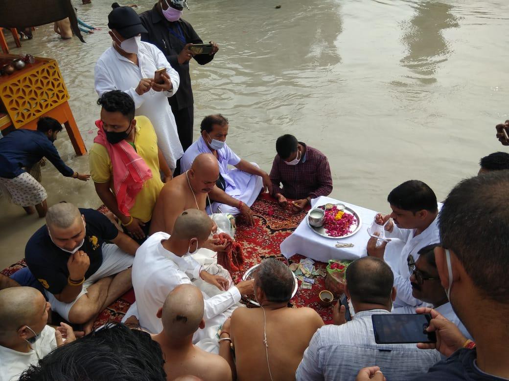 पूर्व मुंख्यमंत्री की अस्थियां गंगा में विसर्जित पूर्व मुंख्यमंत्री की अस्थियां गंगा में विसर्जित