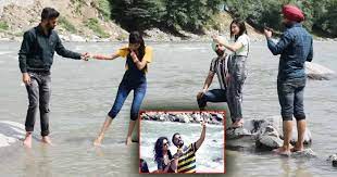 ब्यास किनारे सेल्फी और मस्ती करने पर होगी 8 दिन की जेल, 5 हजार रुपये जुर्माना ब्यास किनारे सेल्फी और मस्ती करने पर होगी 8 दिन की जेल, 5 हजार रुपये जुर्माना