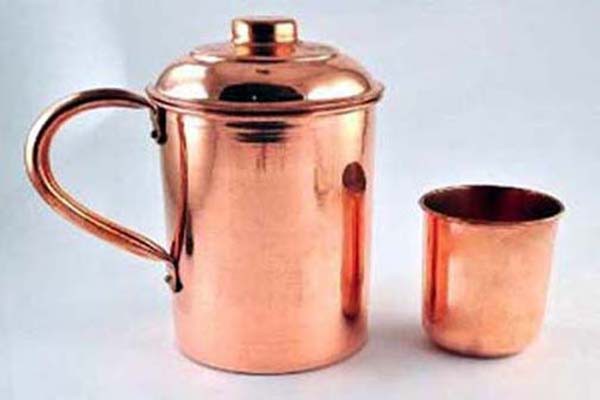 गंभीर बीमारियों से बचाता है तांबे के बर्तन का पानी गंभीर बीमारियों से बचाता है तांबे के बर्तन का पानी