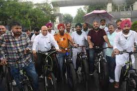 दिल्ली कांग्रेस नेताओं ने निकाली साइकिल यात्रा दिल्ली कांग्रेस नेताओं ने निकाली साइकिल यात्रा