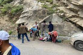 हिमाचल के प्रदेश के किन्नौर ज़िले में पहाड़ी के ऊपर से पत्थर टूटकर गिरने से 9 पर्यटकों की मौत हिमाचल के प्रदेश के किन्नौर ज़िले में पहाड़ी के ऊपर से पत्थर टूटकर गिरने से 9 पर्यटकों की मौत