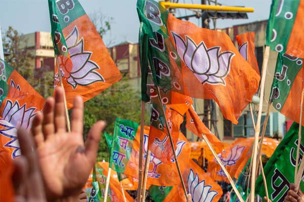 यूपी जिला पंचायत अध्यक्ष के चुनाव में भाजपा की बंपर जीत भाजपा ने की सपा की बराबरी -75 में से 67 सीटों पर कब्जा जमाया, सपा 5 पर सिमटी यूपी जिला पंचायत अध्यक्ष के चुनाव में भाजपा की बंपर जीत भाजपा ने की सपा की बराबरी -75 में से 67 सीटों पर कब्जा जमाया, सपा 5 पर सिमटी