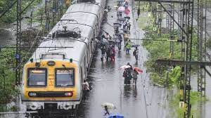  महाराष्ट्र में भारी बारिश से स्थिति भयावह, कोंकण रेल सेवा प्रभावित होने से 6 हजार यात्री फंसे - गुरूवार रात पीएम मोदी ने की सीएम ठाकरे से बात