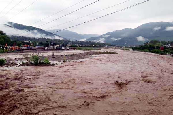 उत्तराखंड के पर्वतीय क्षेत्रों में भारी बारिश का रेड अलर्ट उत्तराखंड के पर्वतीय क्षेत्रों में भारी बारिश का रेड अलर्ट