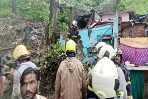 मुंबई में मूसलाधार बारिश से सड़कों पर सैलाब, अबतक 23 लोगों की मौत - भारी बारिश से हर तरफ पानी ही पानी, लोकल ट्रेन सेवा स्थगित - राष्ट्रपति प्रधामंत्री ने मुंबई हादसे पर शोक जताया
