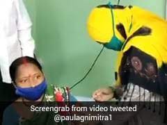 पश्चिम बंगाल में तृणमूल पार्षद ने महिला को कोरोना वैक्सीन लगाया, भाजपा ने विरोध जताया पश्चिम बंगाल में तृणमूल पार्षद ने महिला को कोरोना वैक्सीन लगाया, भाजपा ने विरोध जताया