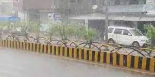 बारिश के धुंआधार में निकली बारात, लोगों ने की जोरदार प्रतिक्रिया बारिश के धुंआधार में निकली बारात, लोगों ने की जोरदार प्रतिक्रिया