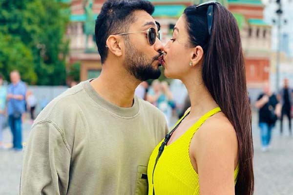 गौहर खान और जैद दरबार सड़क के बीच में कर रहे किस -इन दिनों रूस की राजधानी मास्को में हैं यह कपल गौहर खान और जैद दरबार सड़क के बीच में कर रहे किस -इन दिनों रूस की राजधानी मास्को में हैं यह कपल