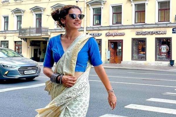 तापसी पन्नू की साड़ी ने मॉस्को के बाद सेंट पीटर्सबर्ग में लूटी महफिल -देसी अवतार को देख सोशल मीडिया पर तारीफ की हो रही है बारिश तापसी पन्नू की साड़ी ने मॉस्को के बाद सेंट पीटर्सबर्ग में लूटी महफिल -देसी अवतार को देख सोशल मीडिया पर तारीफ की हो रही है बारिश