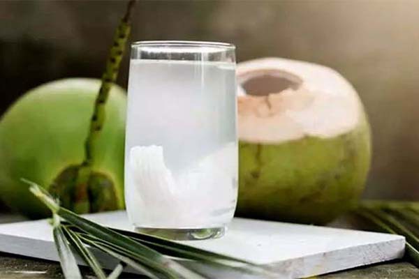 गर्मी में आम और नारियल पानी से रहें सेहतमंद  