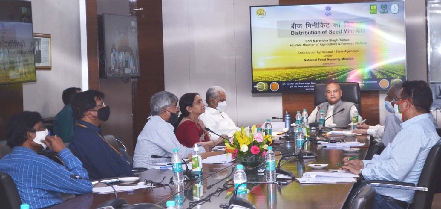 दलहन-तिलहन में आत्मनिर्भरता के लिए रोडमैप : श्री तोमर बीज मिनी किट लाभार्थियों से कृषि एवं किसान कल्याण मंत्री ने की वर्चुअल बातचीत केंद्र सरकार 300 करोड़ रू. की लागत से 13.51 लाख मिनी किट 15 जून तक किसानों को वितरित करेगी दलहन-तिलहन में आत्मनिर्भरता के लिए रोडमैप : श्री तोमर बीज मिनी किट लाभार्थियों से कृषि एवं किसान कल्याण मंत्री ने की वर्चुअल बातचीत केंद्र सरकार 300 करोड़ रू. की लागत से 13.51 लाख मिनी किट 15 जून तक किसानों को वितरित करेगी