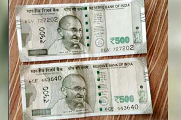 गांधीजी की तस्वीर के पास आरबीआई गवर्नर के सिग्नेचर वाले 500 रुपये के नोट असली या नकली गांधीजी की तस्वीर के पास आरबीआई गवर्नर के सिग्नेचर वाले 500 रुपये के नोट असली या नकली