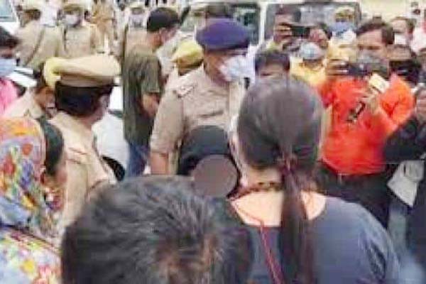 स्मृति ईरानी से रोती हुई बच्ची बोली अस्पताल में मेरी मां से छेड़खानी हुई स्मृति ईरानी से रोती हुई बच्ची बोली अस्पताल में मेरी मां से छेड़खानी हुई