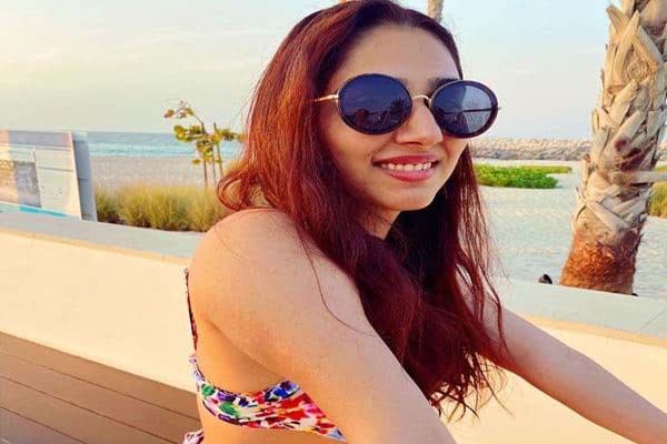 दिशा परमार का बोल्ड मेकअप का फैंस ने उड़ाया मजाक, बोले- 'ये क्या कर लिया भाभी जी' दिशा परमार का बोल्ड मेकअप का फैंस ने उड़ाया मजाक, बोले- 'ये क्या कर लिया भाभी जी'