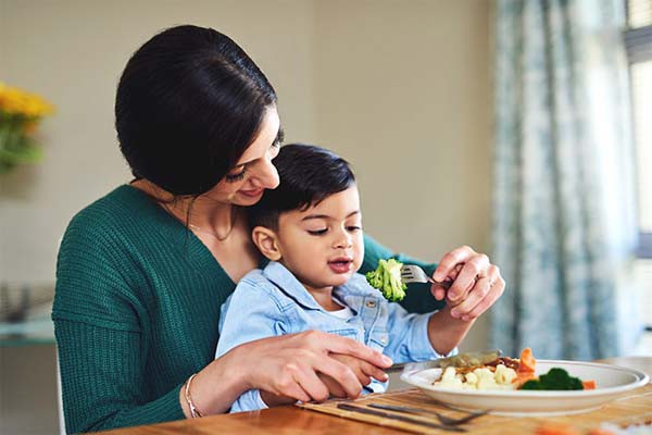 बच्चों को सिखायें स्वस्थ खान-पान की आदतें बच्चों को सिखायें स्वस्थ खान-पान की आदतें