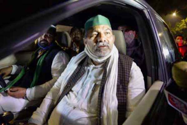 आधी रात थाने के बाहर धरने पर बैठ गए राकेश टिकैत आधी रात थाने के बाहर धरने पर बैठ गए राकेश टिकैत