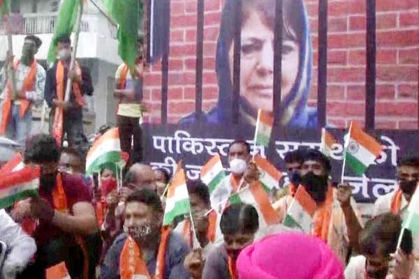 महबूबा के पाक प्रेम के खिलाफ तिरंगा ले जम्मू में सड़कों पर उतरे लोग महबूबा के पाक प्रेम के खिलाफ तिरंगा ले जम्मू में सड़कों पर उतरे लोग