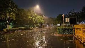 दिल्ली-एनसीआर के कई इलाकों में आंधी के बाद बारिश दिल्ली-एनसीआर के कई इलाकों में आंधी के बाद बारिश