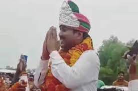 आत्मसमर्पण करने से पहले पुलिस के हत्थे चढ़ा सपा नेता धर्मेंद्र यादव आत्मसमर्पण करने से पहले पुलिस के हत्थे चढ़ा सपा नेता धर्मेंद्र यादव