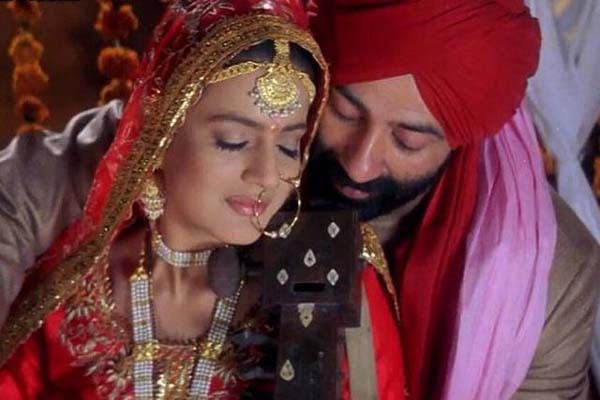 फिल्म 'गदर: एक प्रेम कथा ' को 20 साल पूरे, काजोल को ऑफर हुआ था सकीना का रोल फिल्म 'गदर: एक प्रेम कथा ' को 20 साल पूरे, काजोल को ऑफर हुआ था सकीना का रोल