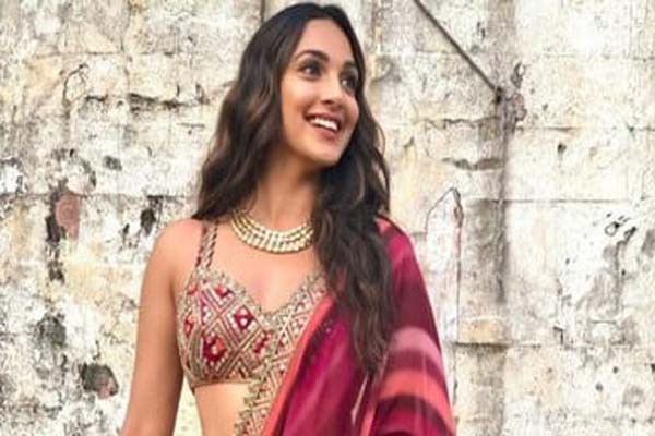कियारा ने फिर से इंटरनेट का पारा कर दिया हाई -रेत में कराया टॉपलेस फोटोशूट कियारा ने फिर से इंटरनेट का पारा कर दिया हाई -रेत में कराया टॉपलेस फोटोशूट