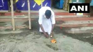 शराब दुकान खुलने की खुशी में व्यक्ति ने की बोतल की पूजा, वीडियो वायरल शराब दुकान खुलने की खुशी में व्यक्ति ने की बोतल की पूजा, वीडियो वायरल