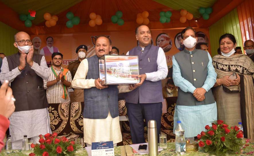 मुख्यमंत्री ने उप-तहसील नगरोटा सूरियां को तहसील में स्तरोन्नत करने की घोषणा की 162 करोड़ रुपये की 21 परियोजनाओं के शिलान्यास और लोकार्पण किए मुख्यमंत्री ने उप-तहसील नगरोटा सूरियां को तहसील में स्तरोन्नत करने की घोषणा की 162 करोड़ रुपये की 21 परियोजनाओं के शिलान्यास और लोकार्पण किए