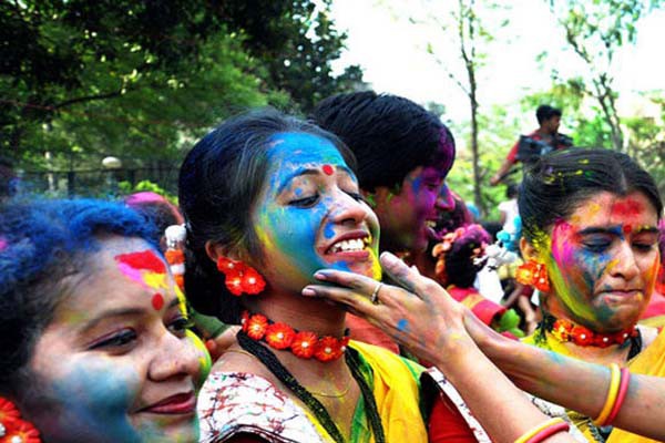 उमंग का उत्सव है होली, घर में भरें उल्लास के रंग उमंग का उत्सव है होली, घर में भरें उल्लास के रंग