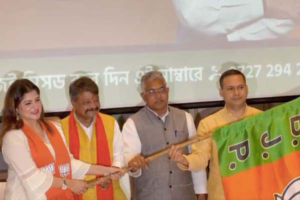 बांग्ला फिल्मों की मशहूर अदाकारा श्राबंती चटर्जी भाजपा में शामिल बांग्ला फिल्मों की मशहूर अदाकारा श्राबंती चटर्जी भाजपा में शामिल