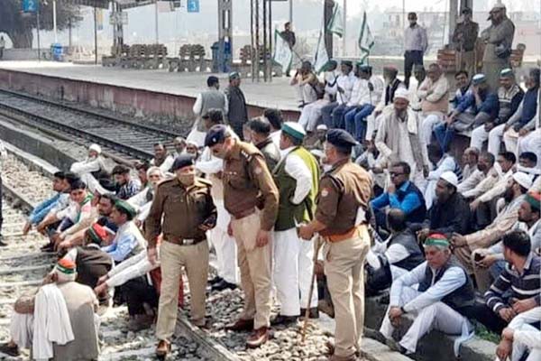 भारतबंद के दौरान किसानों ने रेल ट्रैक व सड़कों पर जमाया कब्जा, दिल्ली में चार मेट्रो स्टेशन बंद भारतबंद के दौरान किसानों ने रेल ट्रैक व सड़कों पर जमाया कब्जा, दिल्ली में चार मेट्रो स्टेशन बंद